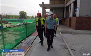 事無巨細，身體力行----萬董事長深入工地檢查指導工作